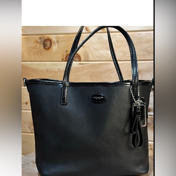 Coach Black Leather Shoulder Bag with Glossy Finish - Picture 1 of 8